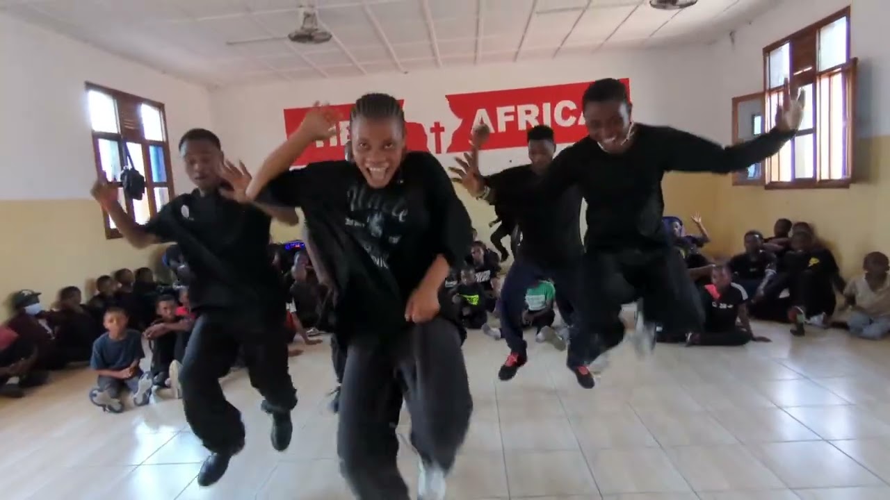 DANCING TEAM HEAL AFRICA PRESENTE UNE DANSE POUR LE CONGO, Mike kalambay Congo na Biso