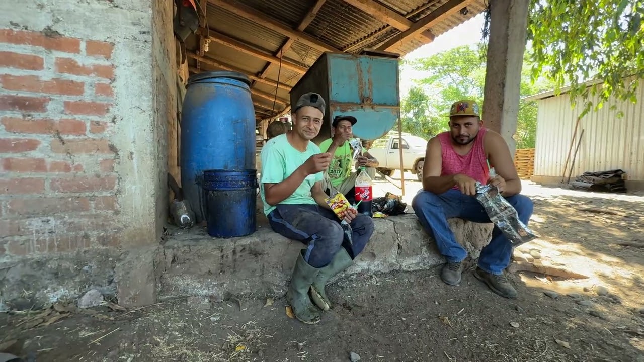 Echandonos un rico refrigerio con los trabajadores 