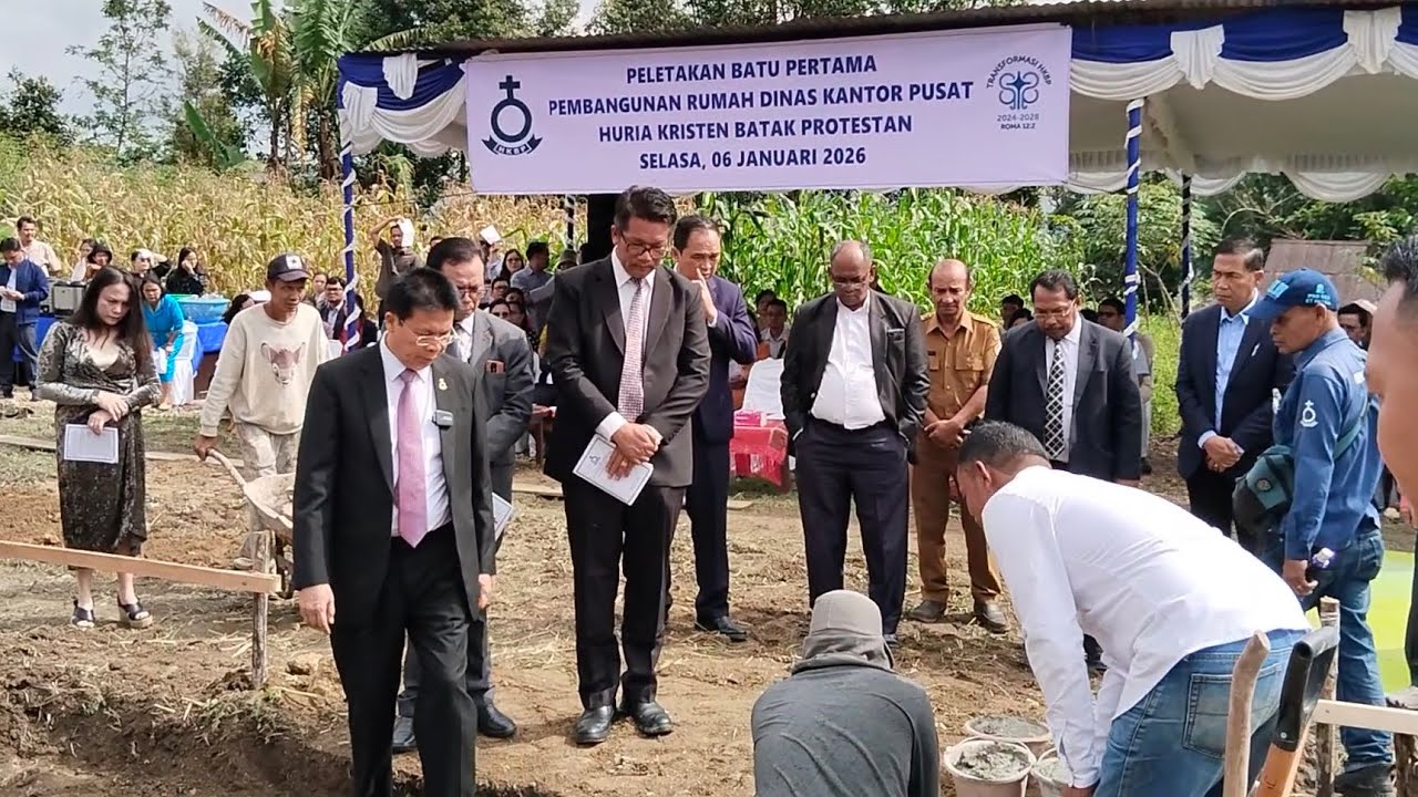 PIMPINAN HKBP, EPHORUS Pdt. Dr. Victor Tinambunan Letakkan Batu Pembangunan Hari ini