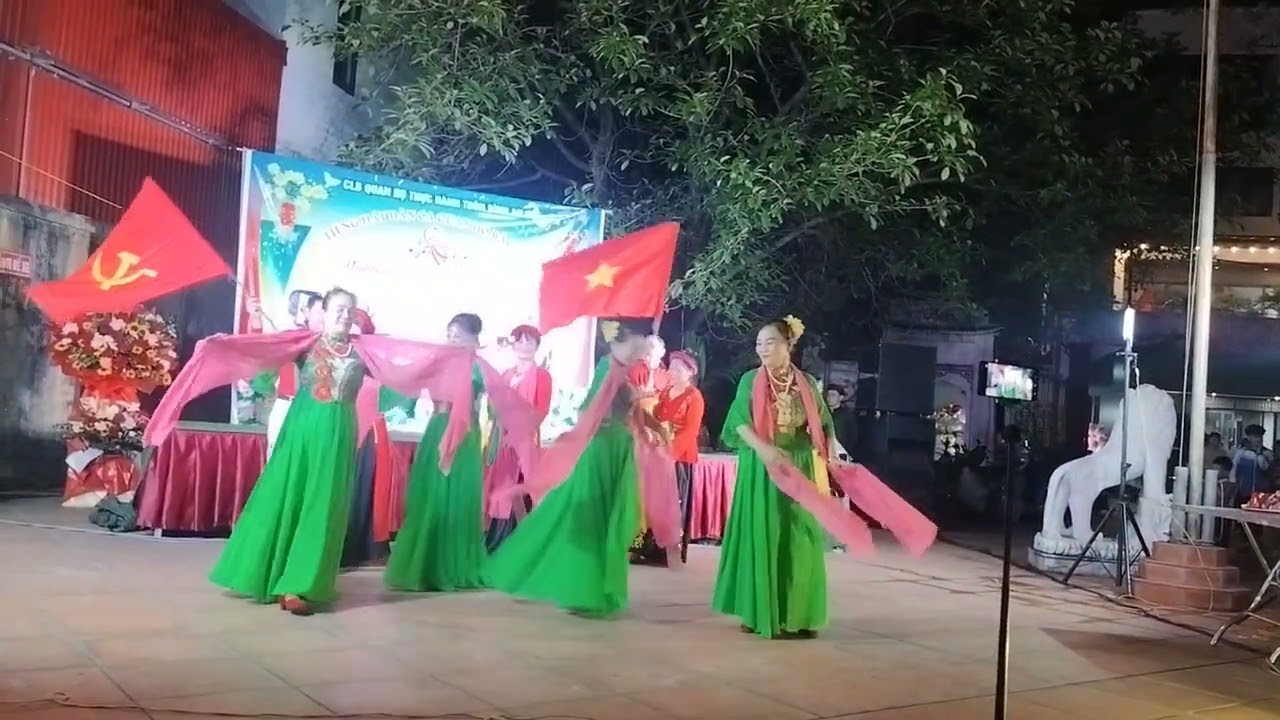 Lời ca mừng đảng mừng xuân. Đội Hồng Thân diễn tại hội lim Bắc Ninh 