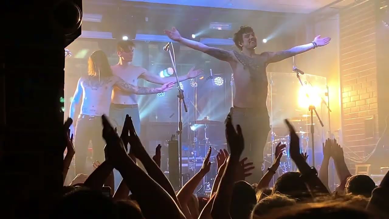 Зал спел песню «Да, со мной не просто» на концерте The Hatters в Ижевске 24.05.23