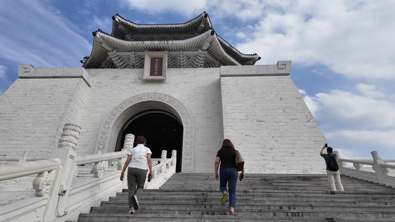Exploring Chiang Kai-shek Memorial Hall in Taipei, Taiwan | Changing of the Guard