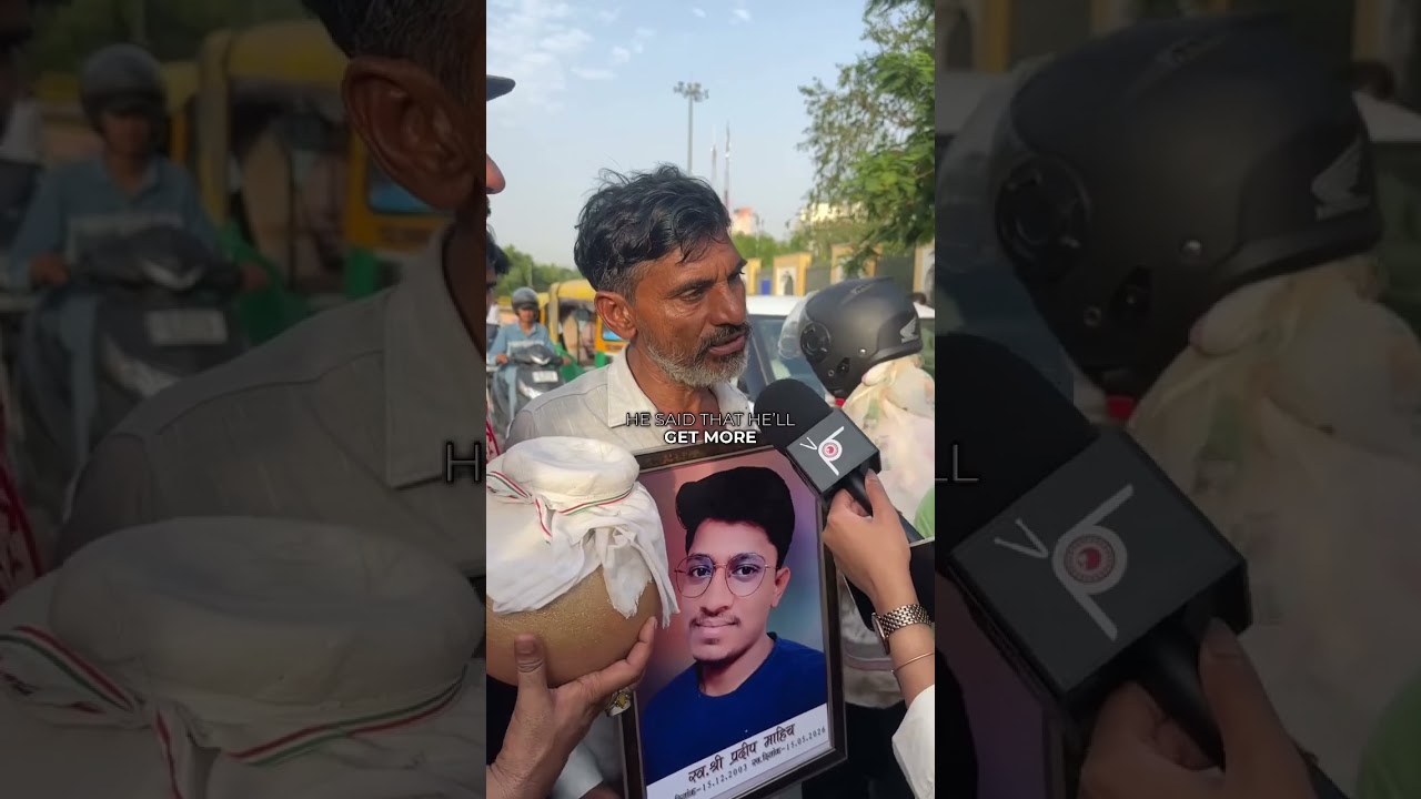 Father Carries Son&rsquo;s Ashes To CJP Protest #PeekTV #News #NEET #PaperLeak #CJP #CockroachJantaParty