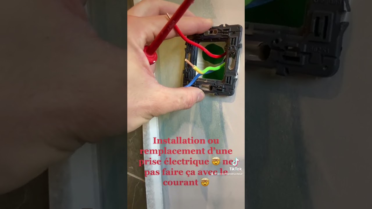 Installation ou remplacement d&rsquo;une prise &eacute;lectrique