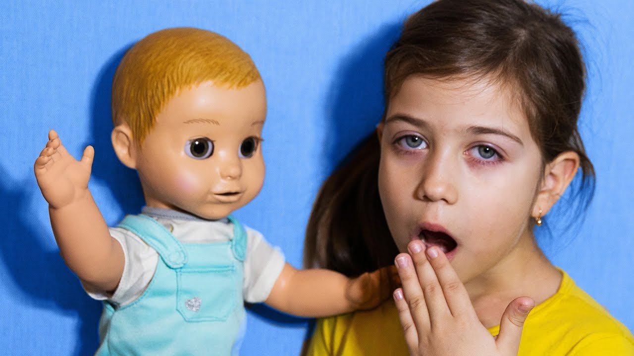 ემილია თავის ახალ თოჯინას აჭმევს, ეთამაშება და ცდილობს დაძინებას