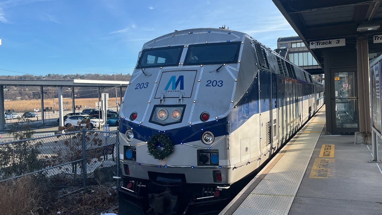 (RARE) Metro North Diesel Holiday Train departs Croton-Harmon