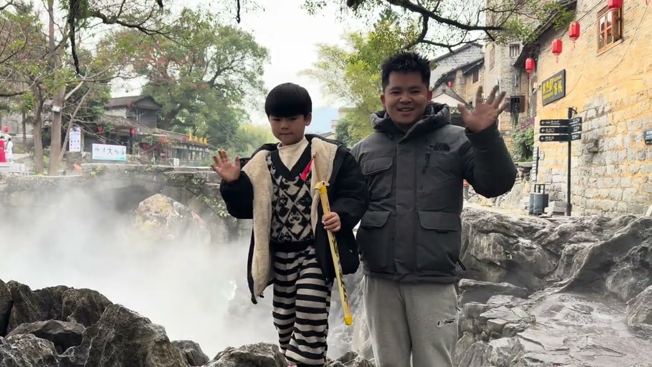 媳妇和女儿去买衣服，小放带着儿子去到黄姚古镇，忙里偷闲放松心情，快过年了景区很热闹