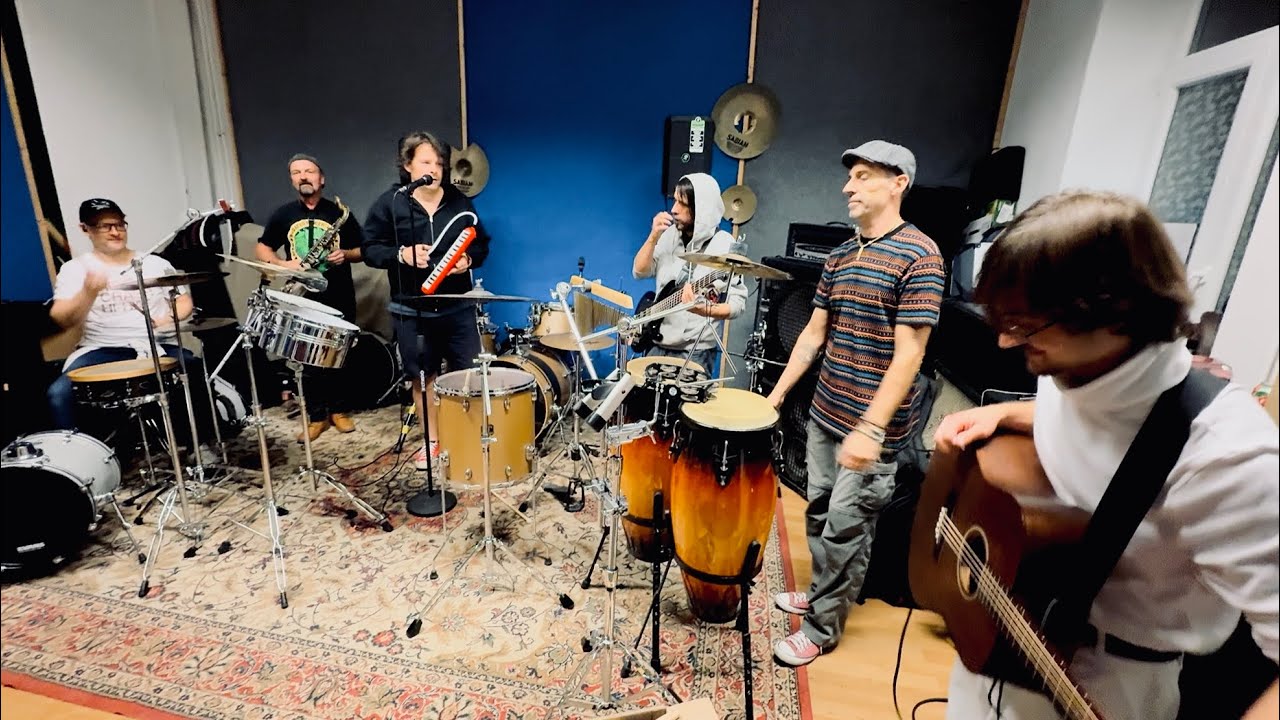 KISS BARNA CREW - EMBERTELEN DAL (ez csak egy próbatermi örömzenélés)