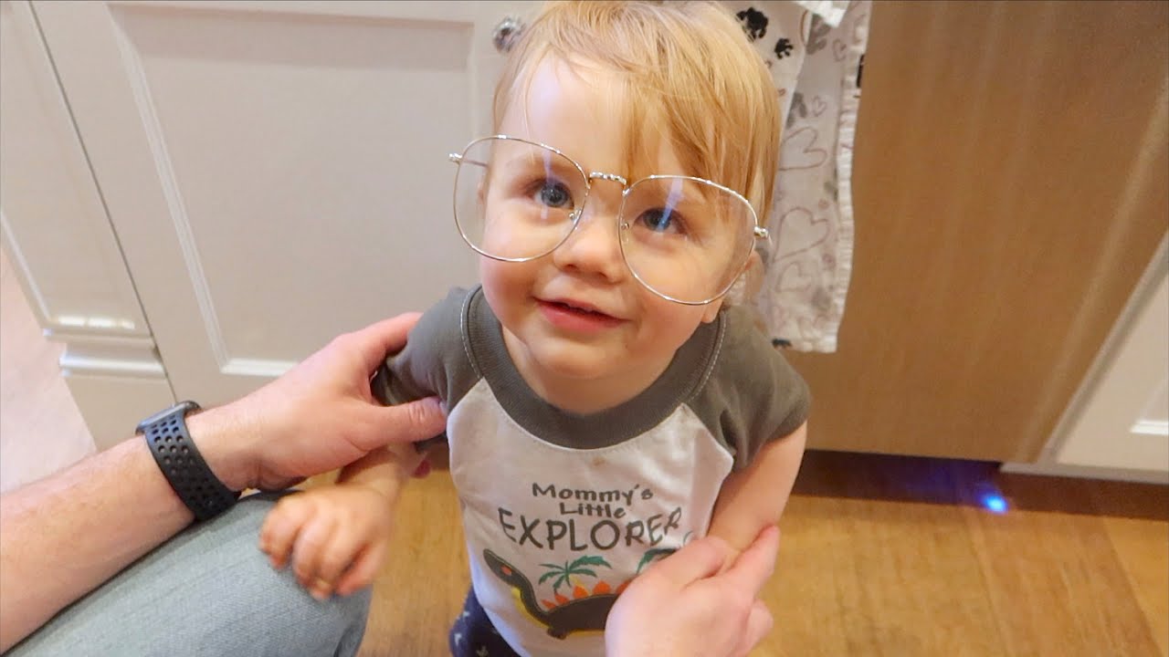 FLYNN'S NEW GLASSES!