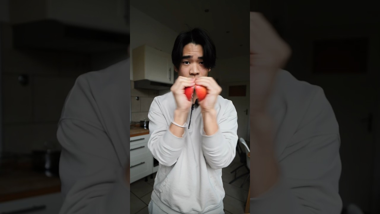 Apfel mit den H&auml;nden teilen