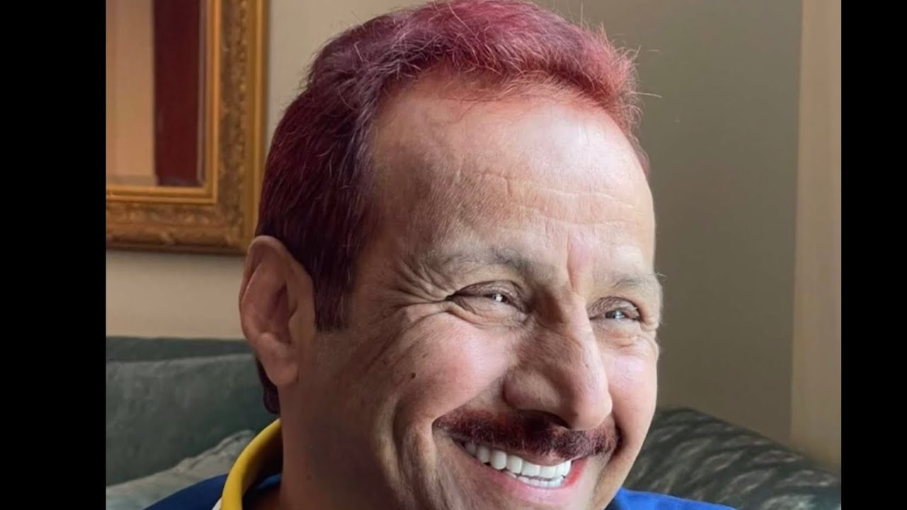 ملك التجليس قرر يخفي الشيب بالحناء في مكة و العيد صار عيدين 😂😂