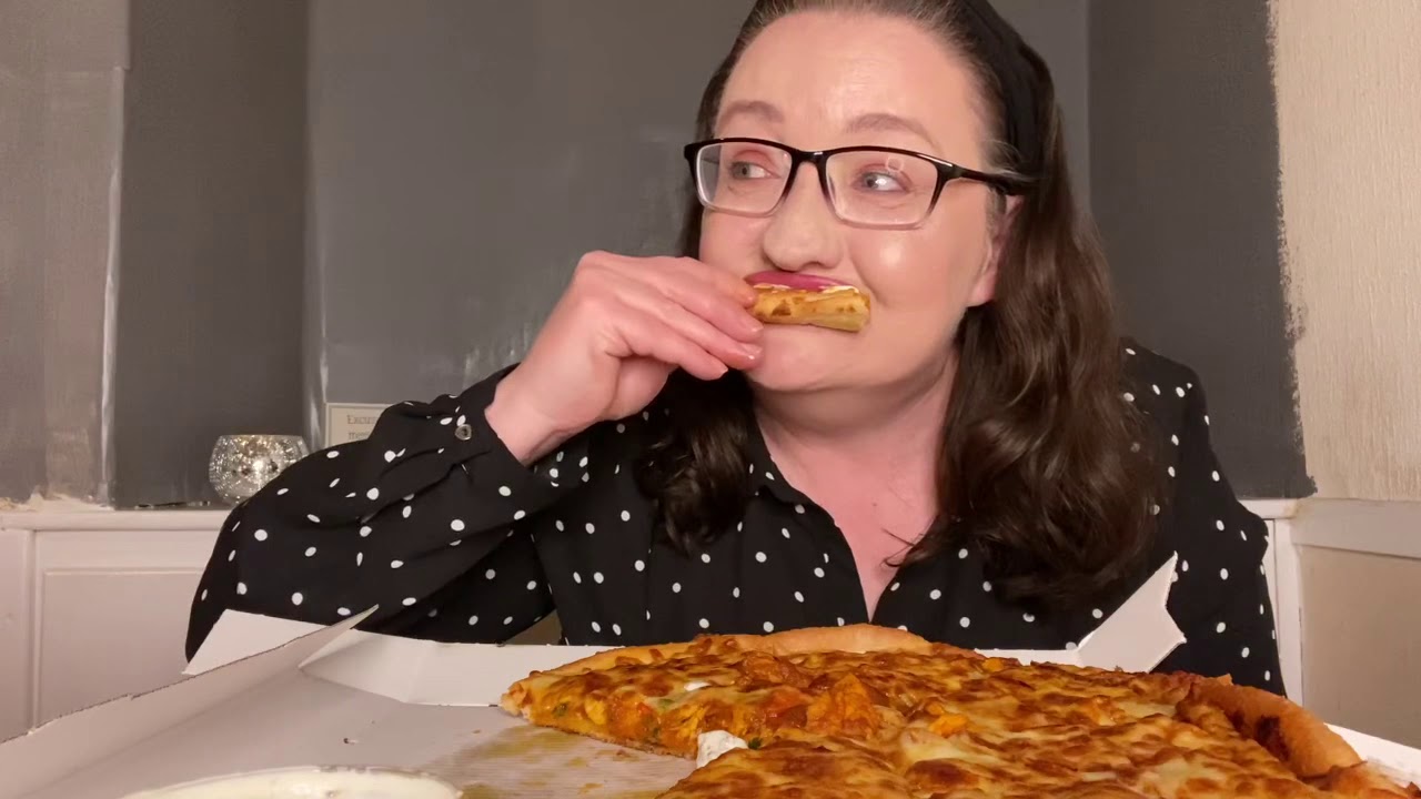#mukbang #eatingshow #storytime Chicken Tikka Madras Pizza #pizzamukbang #fastfood #pizzatakeaway