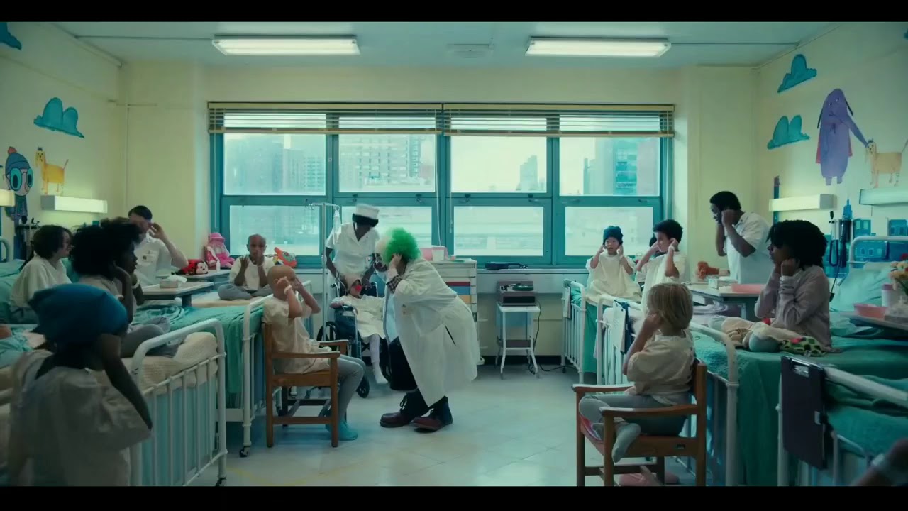 Joker (2019) Arthur drops gun at hospital