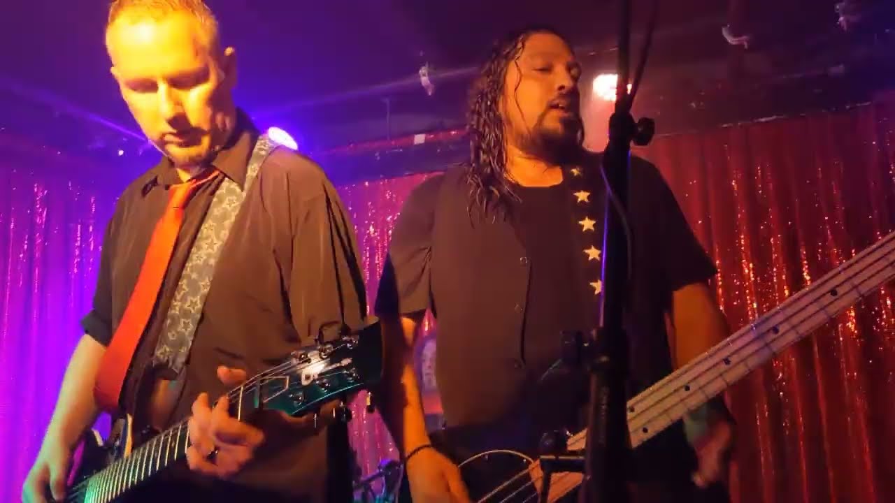 FooVana playing My Hero (live at Cherry bar)