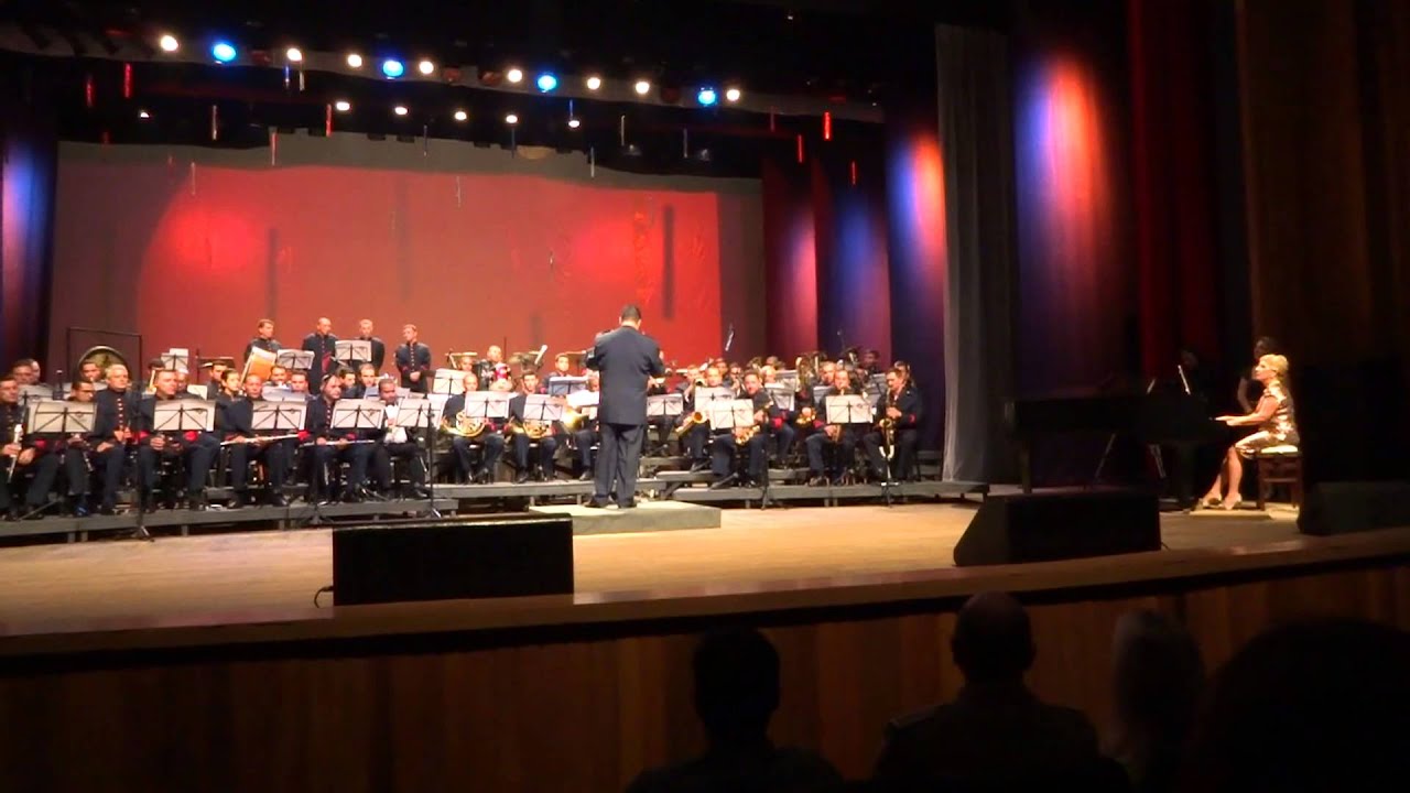 HELO&Iacute;SA CRESCENTI ABDALLA FREIRE - TOCANDO COM A BANDA DA PMSC - 15/05/2013