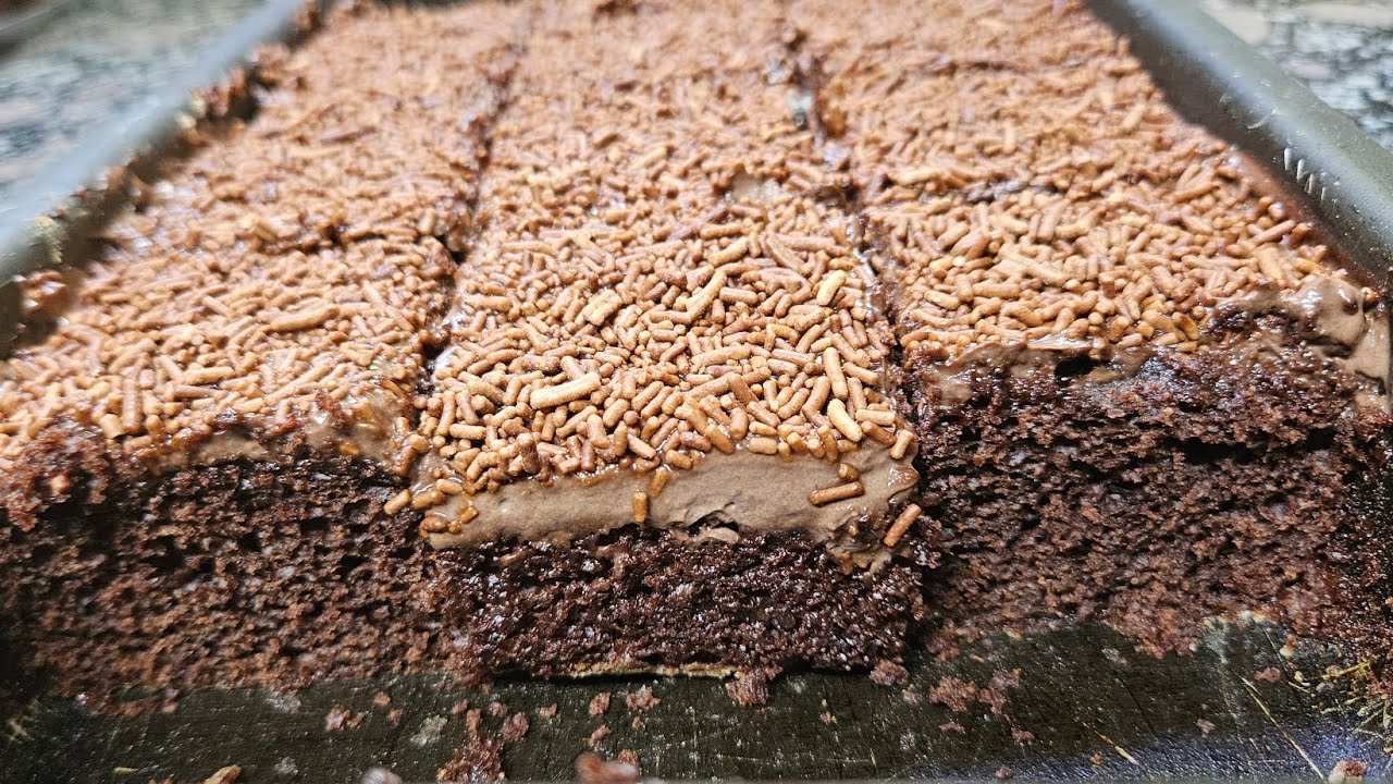 BOLO DE CHOCOLATE SIMPLES COM COBERTURA