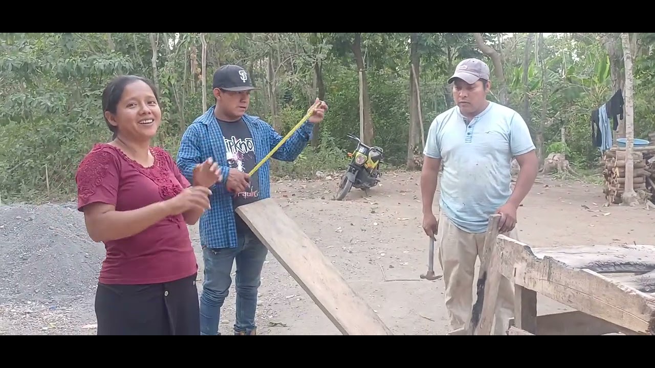 Maili saca el polleton viejo de su cocina. 