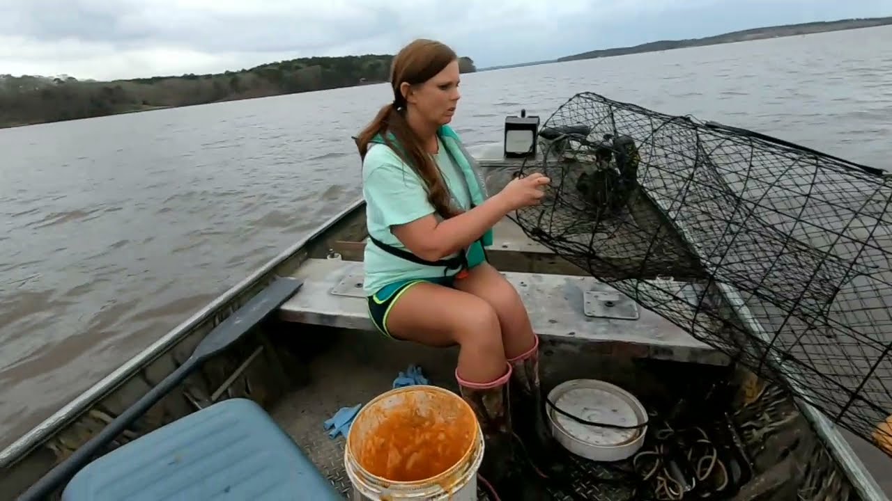 Women Catch Catfish Too!!! Net Fishing for Catfish