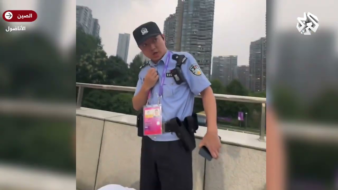 في مشهد صادم.. شرطي صيني يمنع مسلما أوزباكستانيا من أداء الصلاة