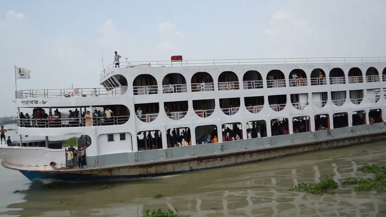 দুই লঞ্চের গতির লড়াই চলছে চাঁদপুর বনাম বরিশাল। পারাবত ৮  বনাম ঈগল 4