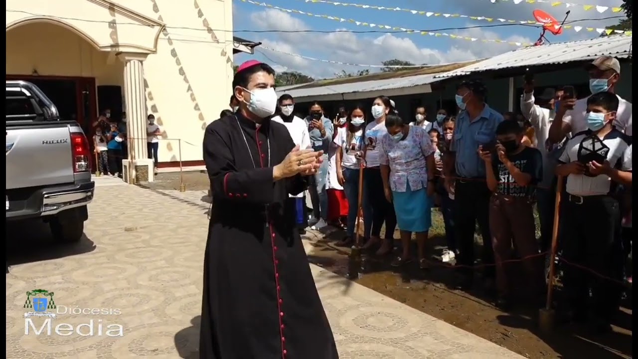 Monseñor Rolando Alvarez cantando y bailando con fieles de las comunidades