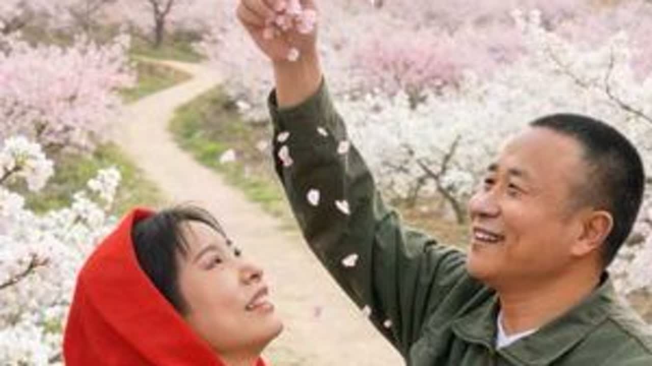 苦命的秀芳被关在柴房里，长期受到婆婆的孽待假装早产逃脱自由，路上遇见好心人，命运就从这里开始了#太二鲜活大升级 #鹅来运转抓大鹅 #有AI相伴一起过年 @抖音媒体内容优推官