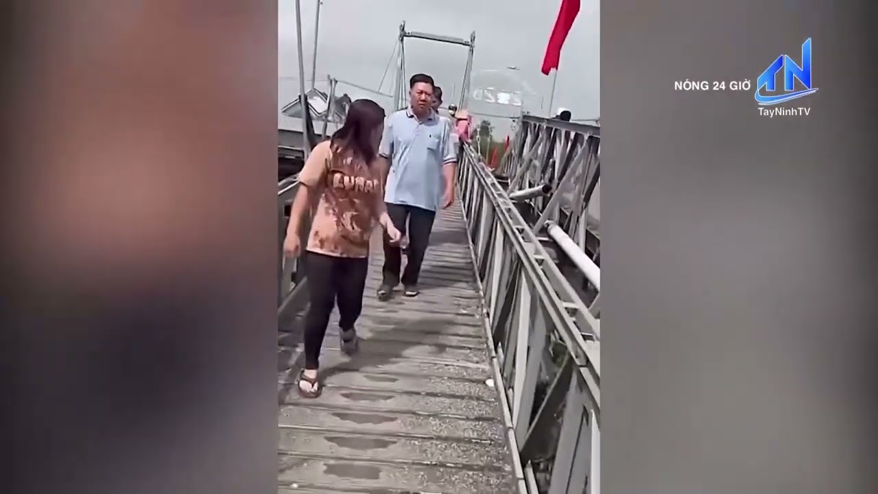 Xe tải chở gạo làm sập cầu dân sinh ở Cần Thơ, giao thông tê liệt | TayNinhTV