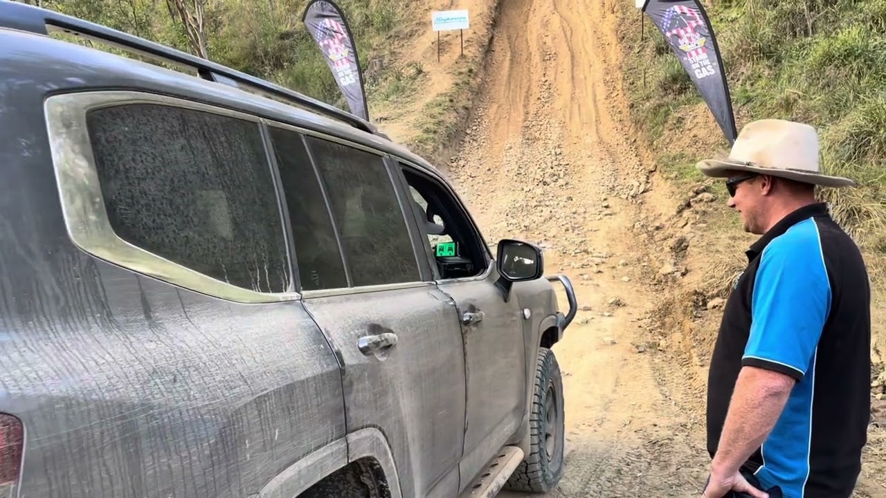 Toyota Land Cruiser 300 едет в Beer O’clock Hill, в парк 4x4 Springs.