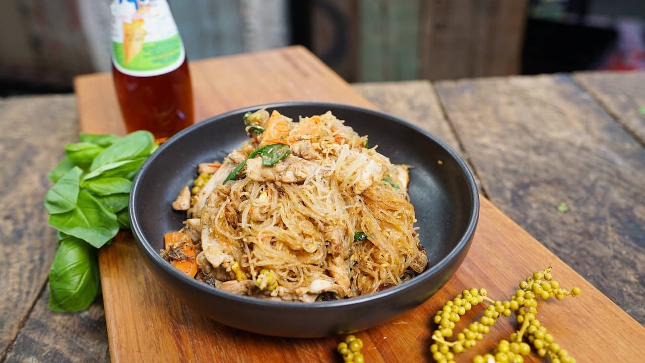 Pad Woon Sen by Chef Mod Pittayarat & Laura Sharrad | My Market Kitchen Season 9