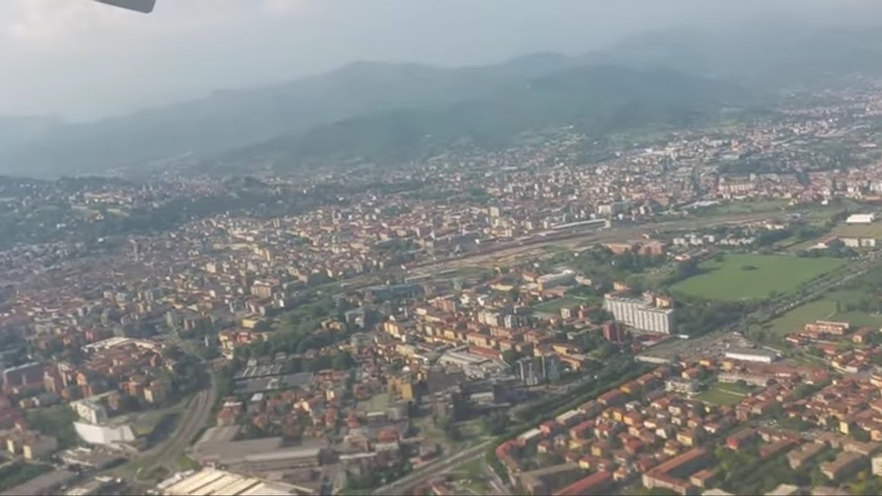 Italia... Decollo dall'aeroporto internazionale il Caravaggio di Bergamo-Orio al Serio