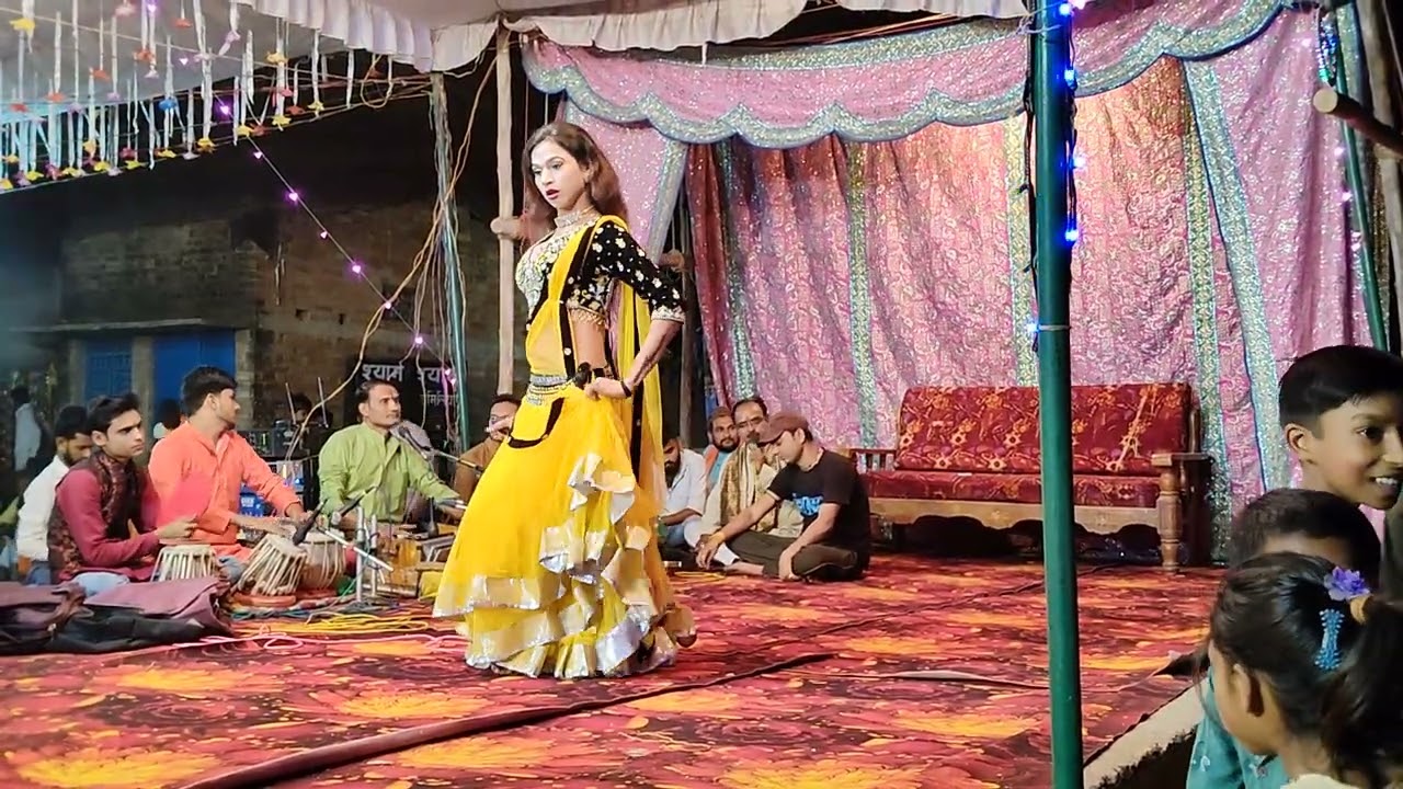 धीरे धीरे से मेरी जिन्दगी में आना//डांसर शिवानी रानी कानपुर//रामलीला ग्राम शिवनी कुरारा हमीरपुर