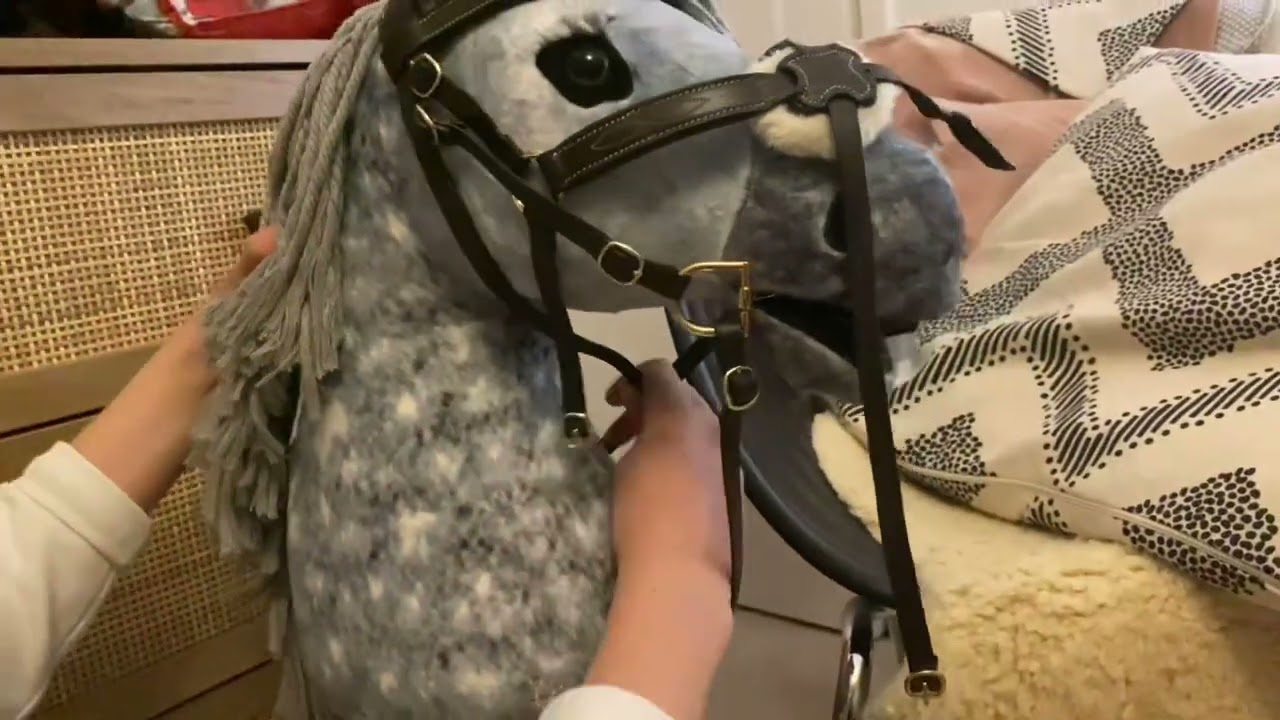 How To Put A Grackle Bridle On A Hobby Horse! Fluid Mint