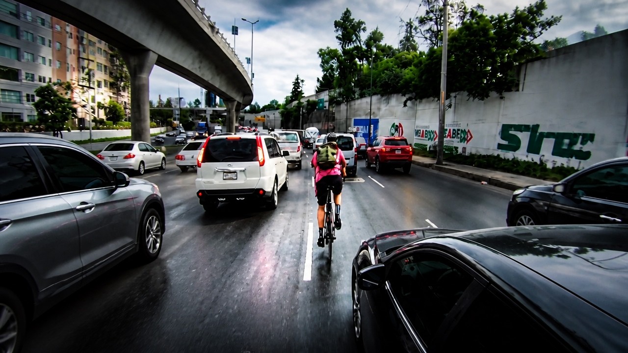 Racing Fixed Gear Bikes Through Mexico City's Streets