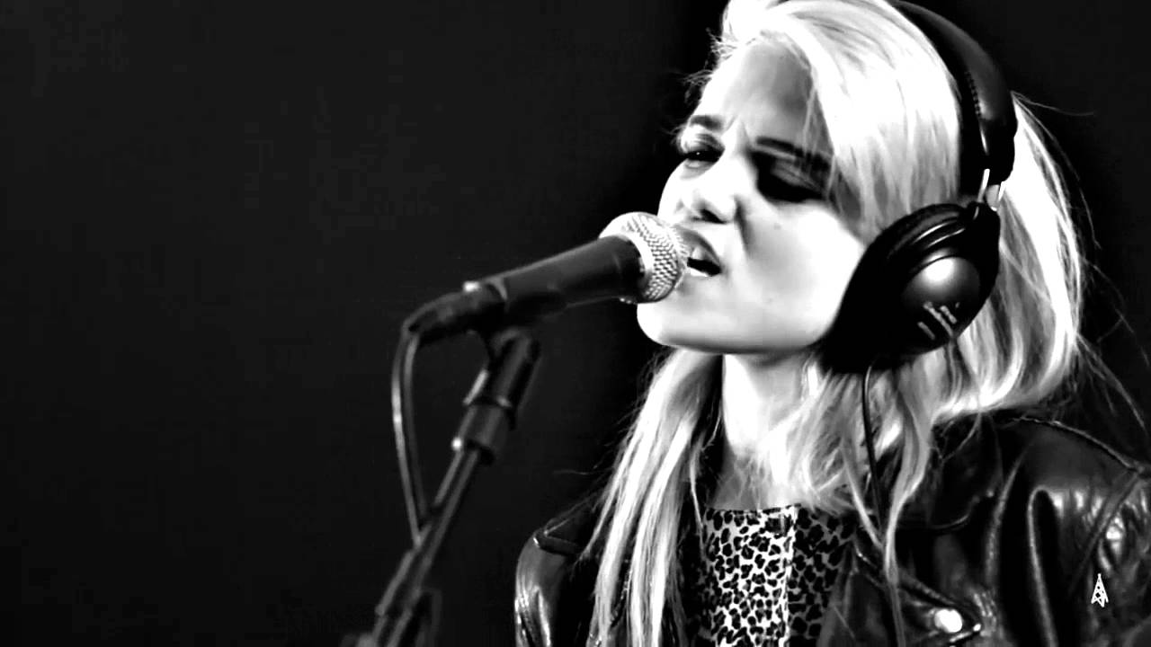 Sky Ferreira - Everything is Embarrassing (live)