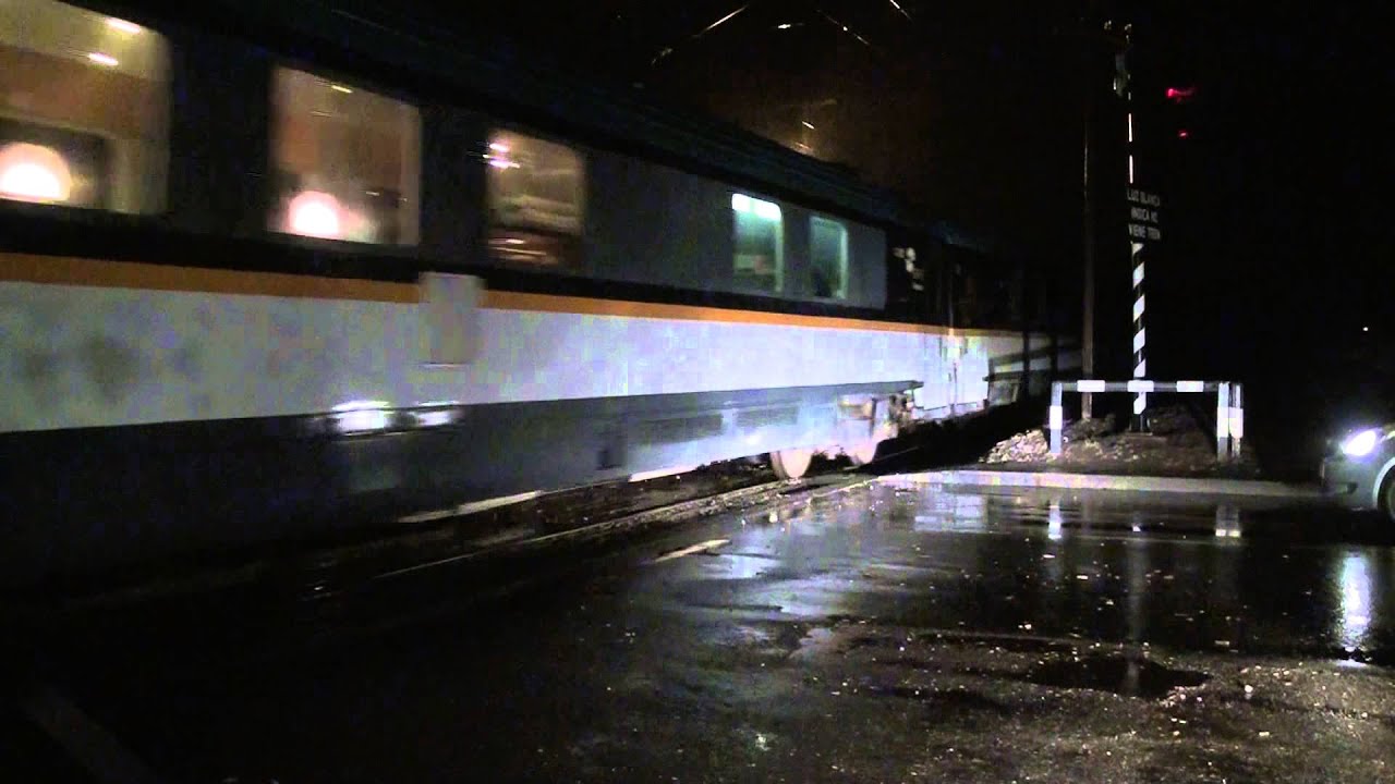 Tren Nocturno Santiago-Temuco pasando por cruce ferroviario en Santa Fe - 16/02/2013