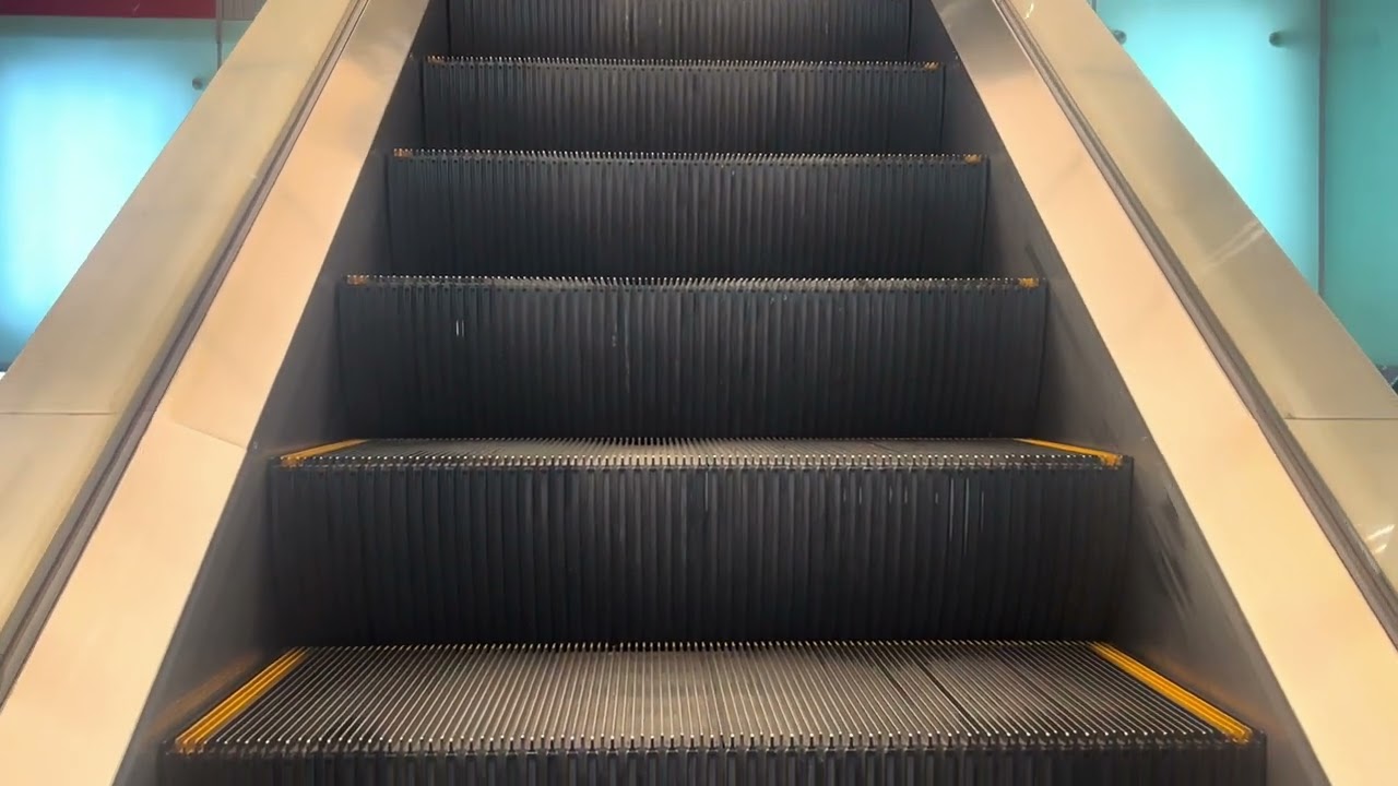 「電扶梯」台灣台南Focus 時尚流行館電扶梯Eescalator on the 5th to 6th floors of Focus Fashion Mall in Tainan, Taiwan