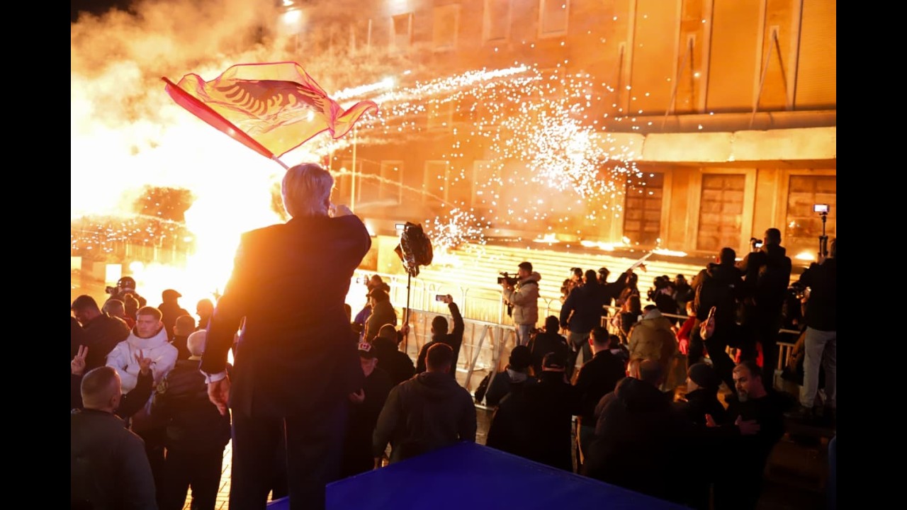 🔴LIVE:  Demokratët rrethojnë Kryeministrinë, 35 vite nga rrëzimi i bustit të Enver Hoxhës
