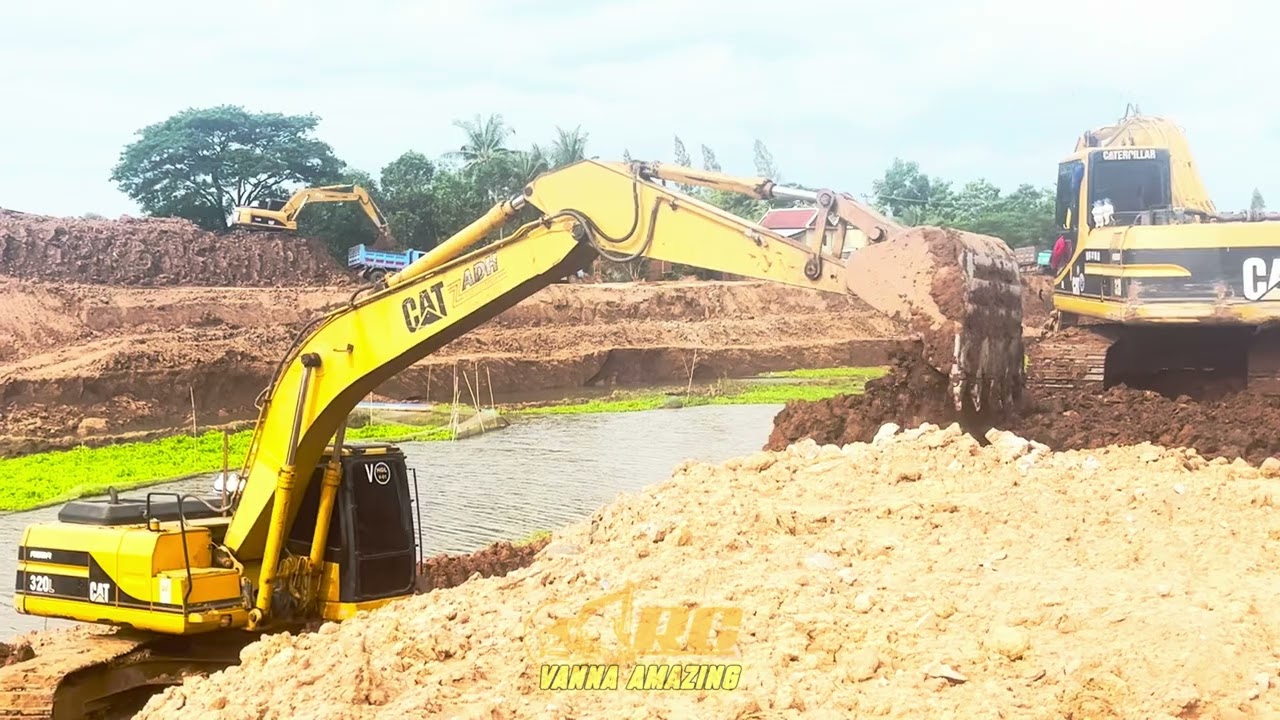 Big Excavator Discovers Buried Transformer While Digging#excavator #jcb #machine