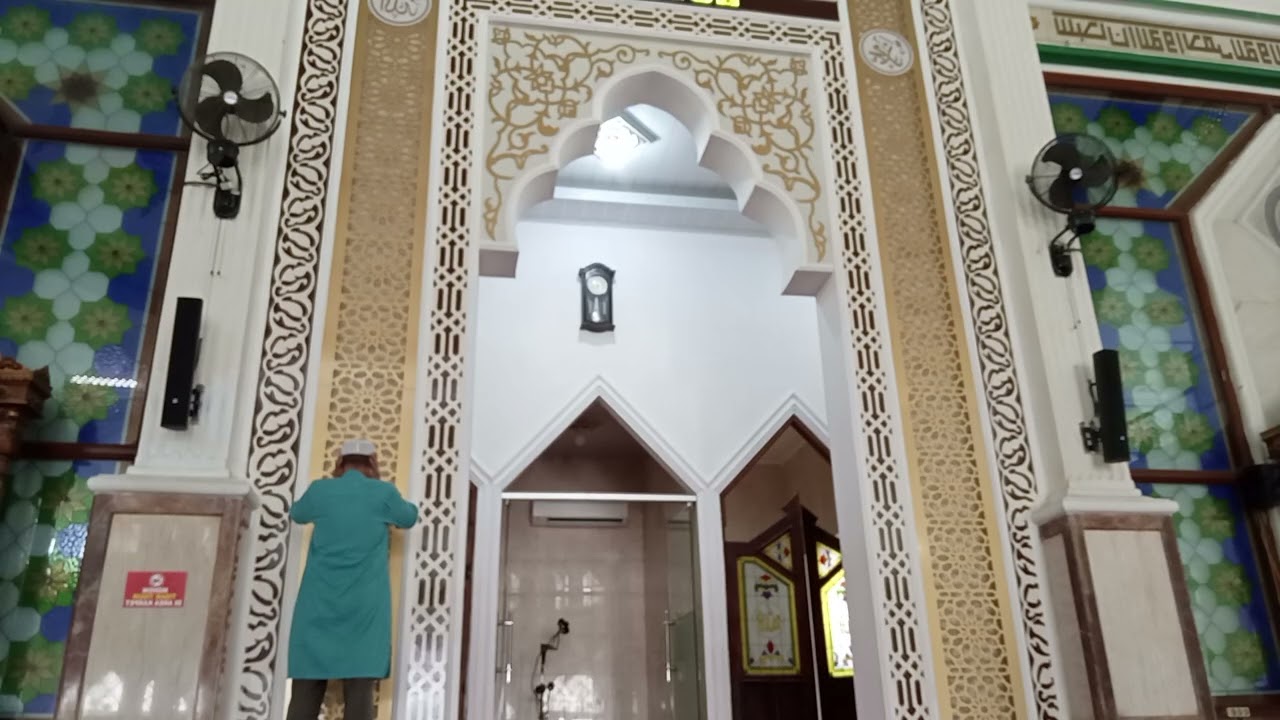 adzan dzuhur di mesjid raya al kautsar mandonga kendari Sulawesi tenggara