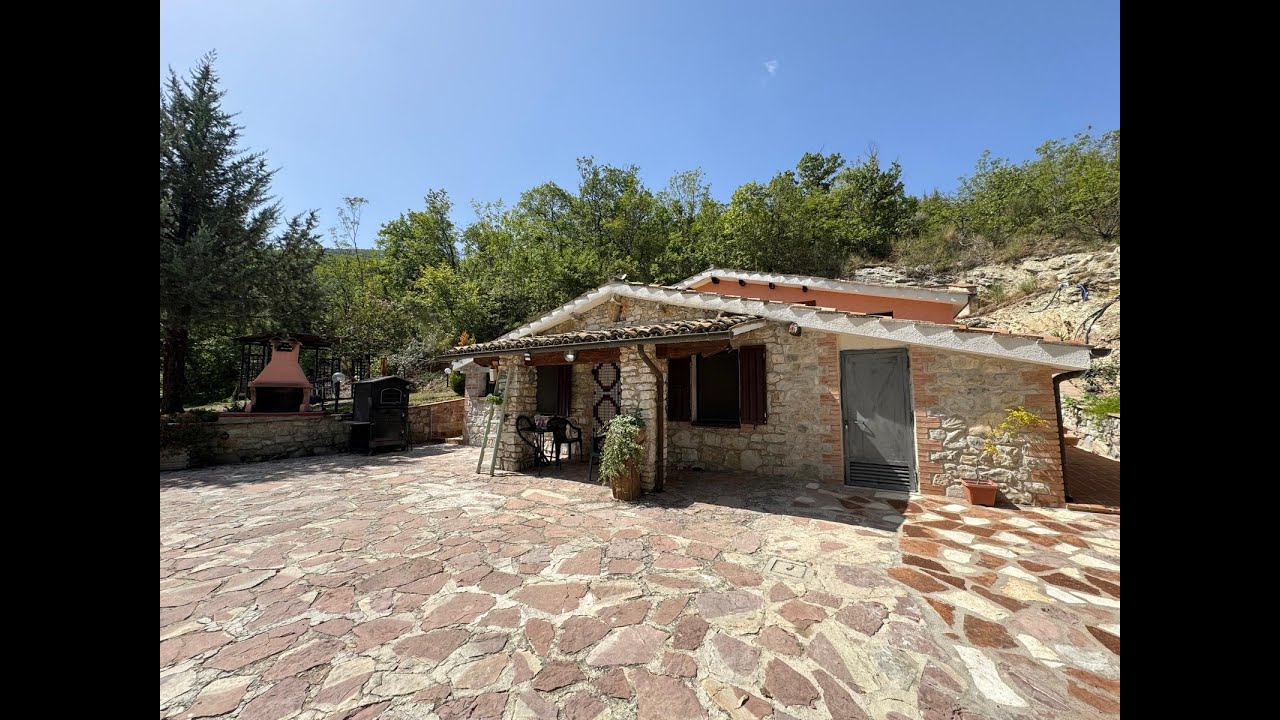 SPELLO: Casa in pietra ristrutturata con 1,5 ha di terreno