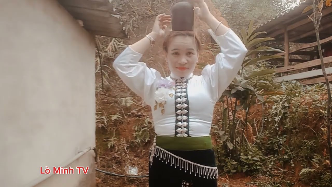 Lò Minh với Lò dung hát qua điện thoại với nhau