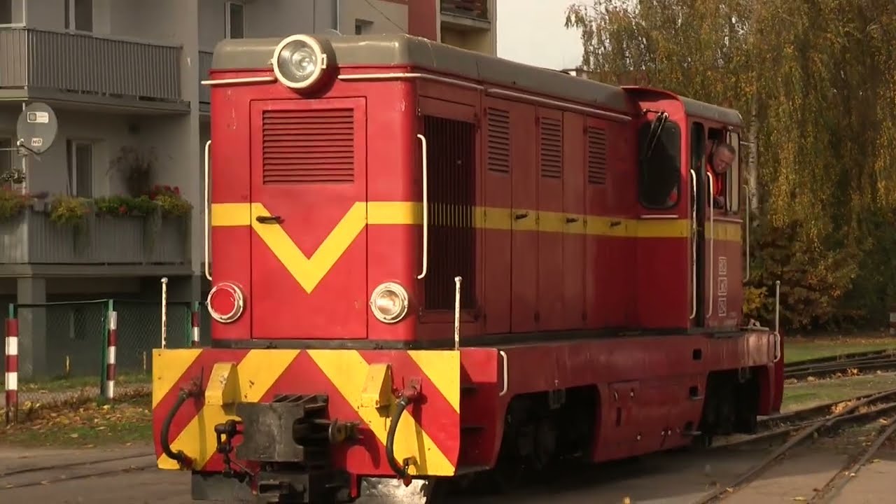Widziałeś kiedyś kolejowe manewry na wąskich torach ? Taka mała lokomotywa a taka silna !