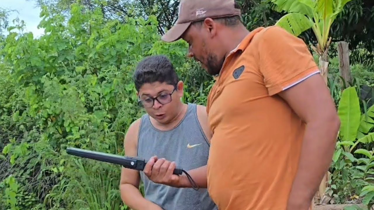 O pedreiro tapiou o ajudante 