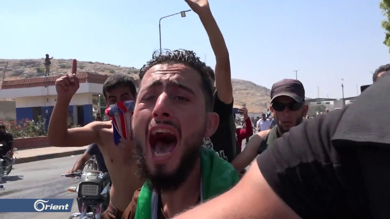 مئات النازحين يتظاهرون في معبر الهوى على الحدود السورية التركية