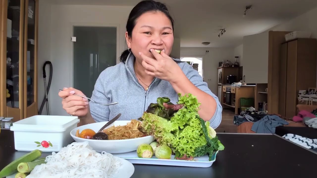 ไม่น่าเชื่อว่าจะอร่อยขนาดนี้..กินส้มตำปลาร้านัวๆ เผ็ดๆ แซ่บมาก  กับผักเยอะ 4 กุมภาพันธ์ ค.ศ. 2026