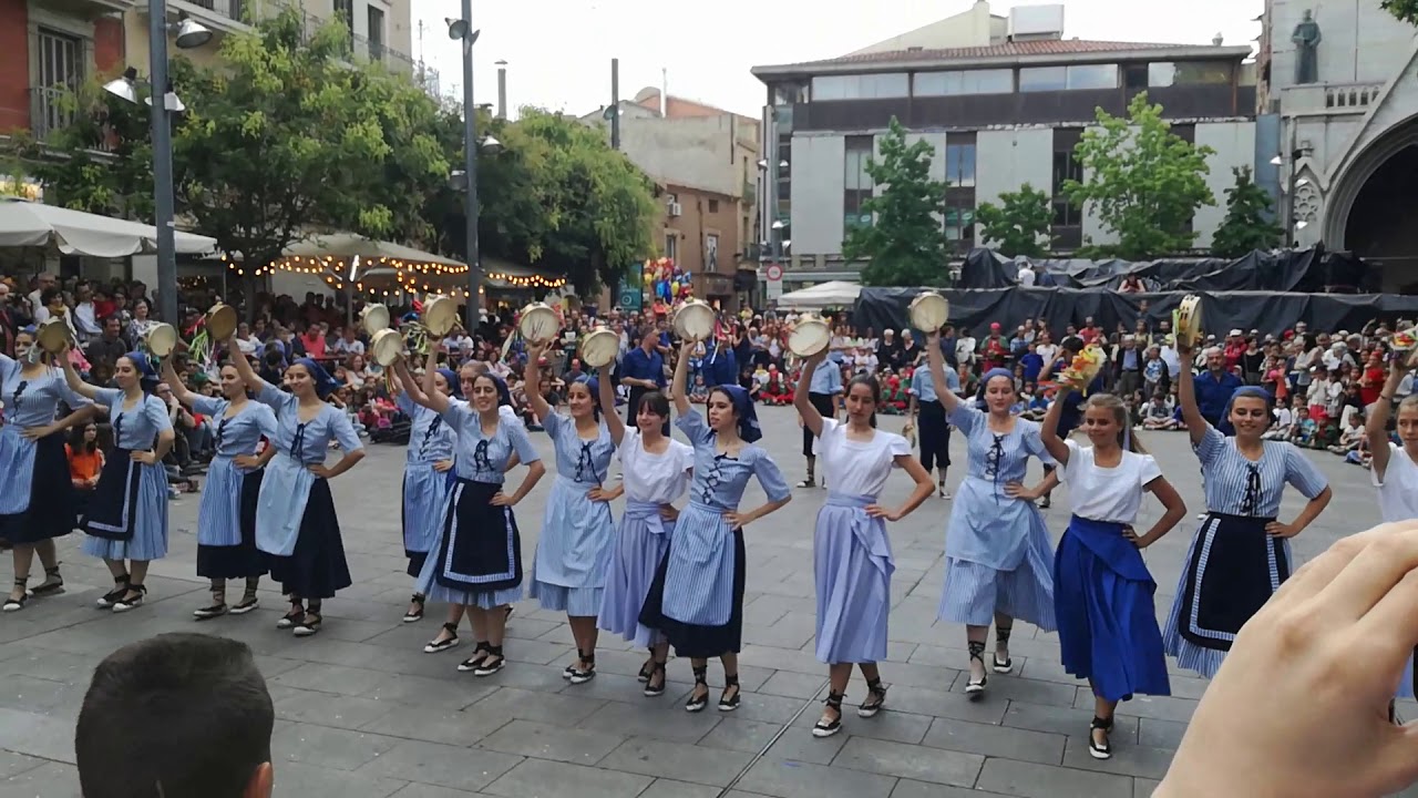 Actuaci&oacute; de llu&iuml;ment de l'Esbart Egarenc a la cercavila de Festa Major de Terrassa
