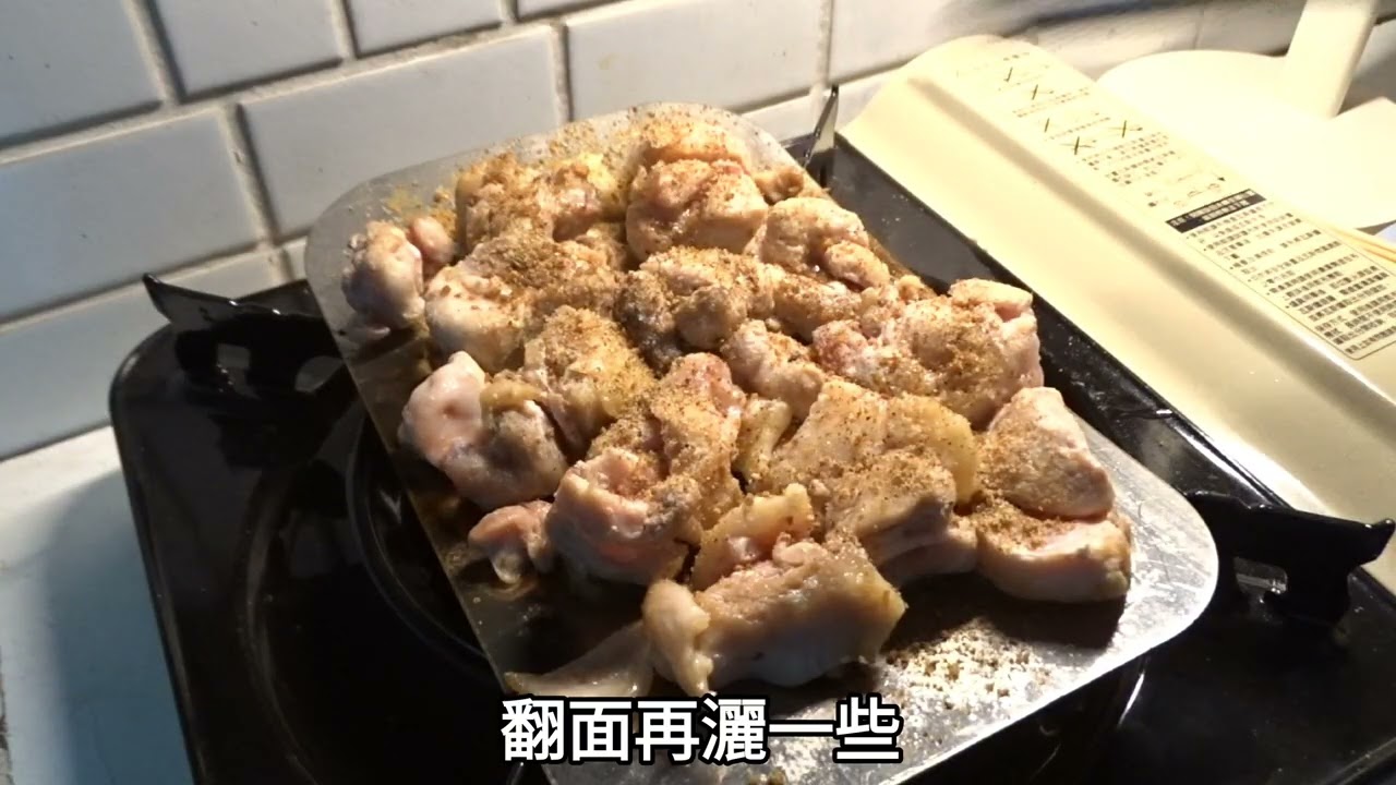 皮爺燒烤攤第二部！小雨的夜色裡，爐火輕響，油脂滴落升起白煙。小攤掛著紅燈籠，醬香隨風流動，串燒翻轉間，時間慢了下來，人聲與滋滋聲交織成溫暖的夜。一切都是幻想中的樣子，一杯微醺酒，一口燒烤雞肉串真棒！