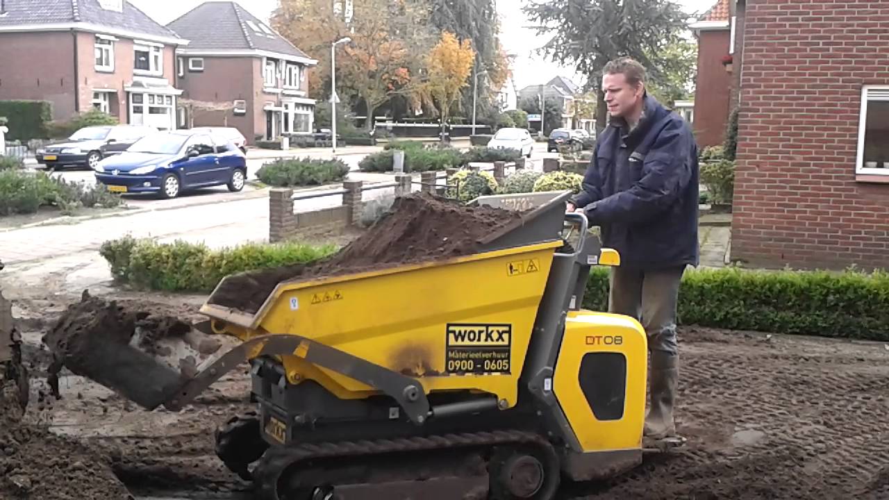 Zand verzetten met een motorkruiwagen  van Workx