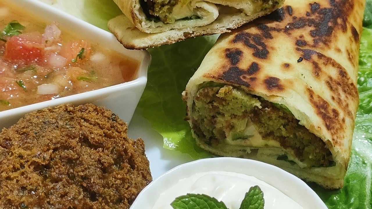 سندويتش فلافل بدون لحوم الكل يبحث عنها 😋و سلطة المطاعم بتتبيلة مظبوطة