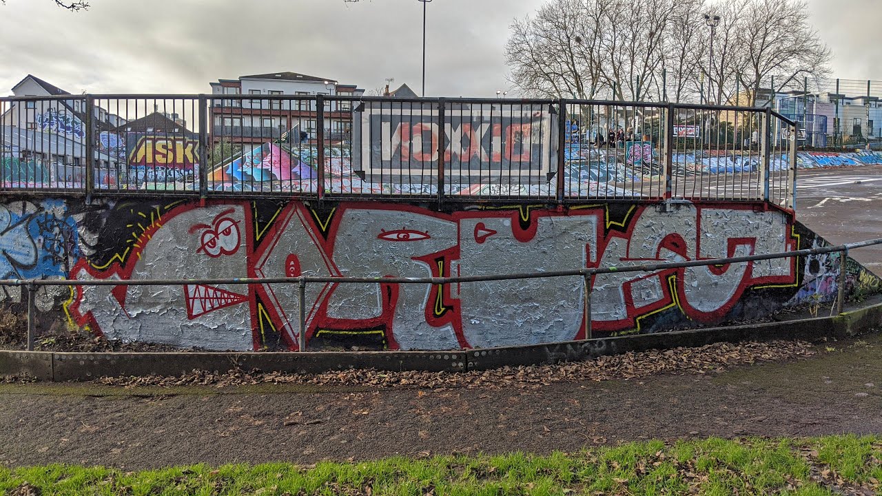 SERIAL FILLER #13 GRAFFITI Chrome and Red in the Skatepark